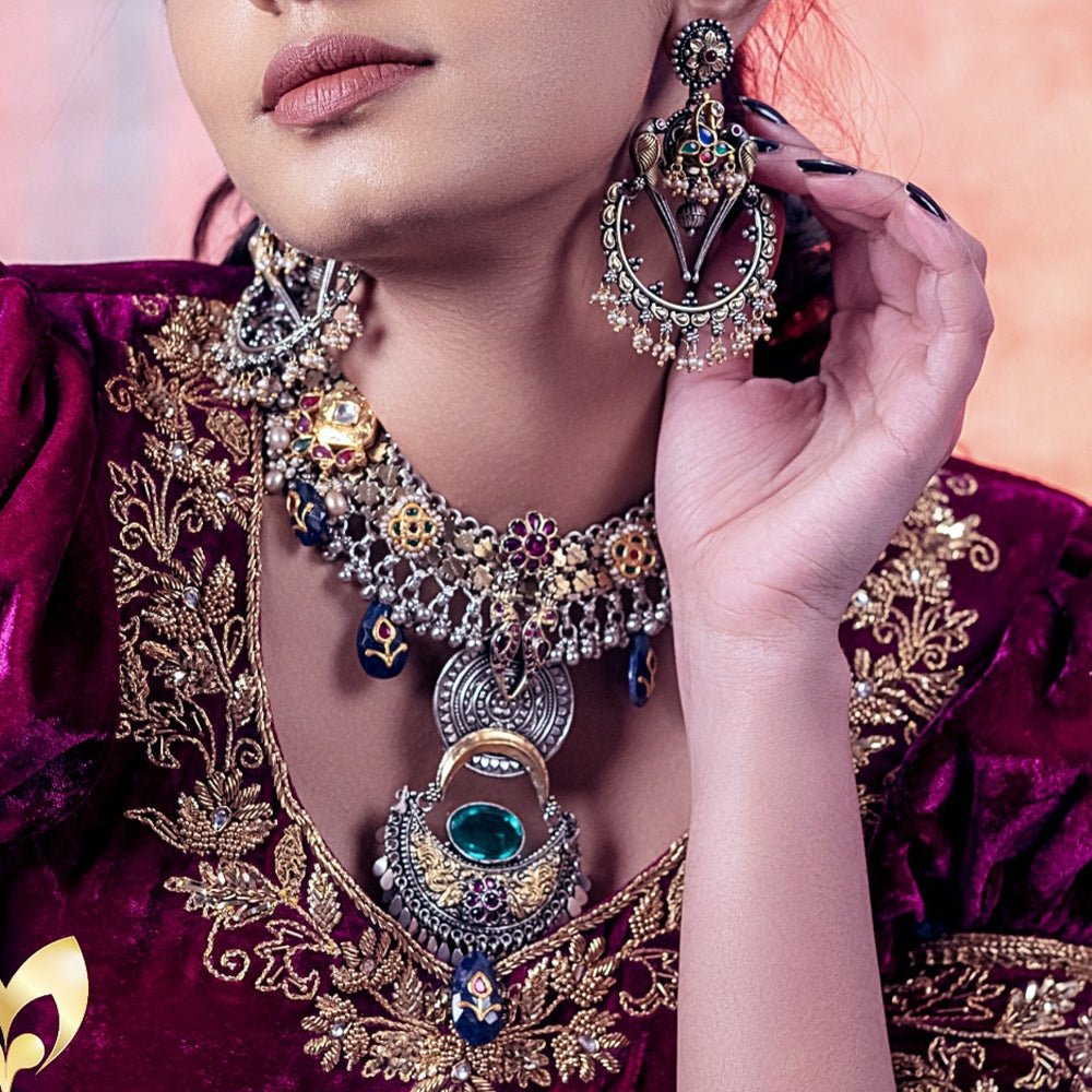 FUSION LOOK SHORT NECKLACE AND EARRINGS.