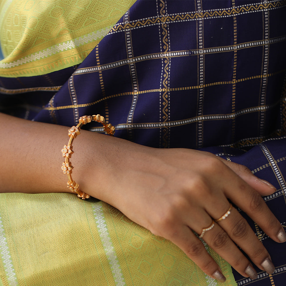 ZIRCON FLOWER MOTIF BANGLE.