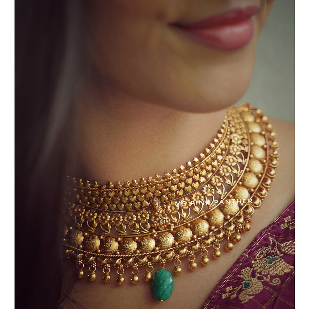 TRADITIONAL WEAR CHOKER WITH LAKSHMI MOTIF.