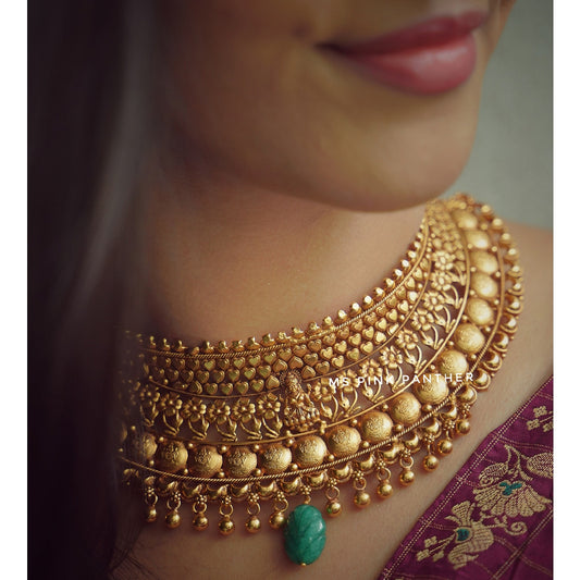 TRADITIONAL WEAR CHOKER WITH LAKSHMI MOTIF.