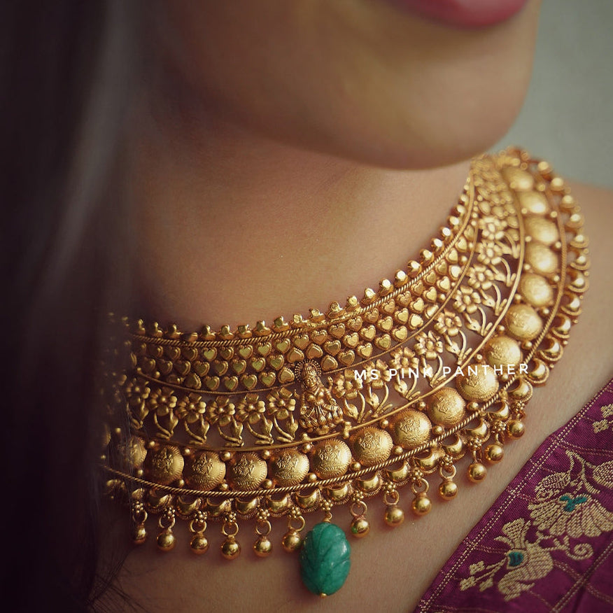 TRADITIONAL WEAR CHOKER WITH LAKSHMI MOTIF.