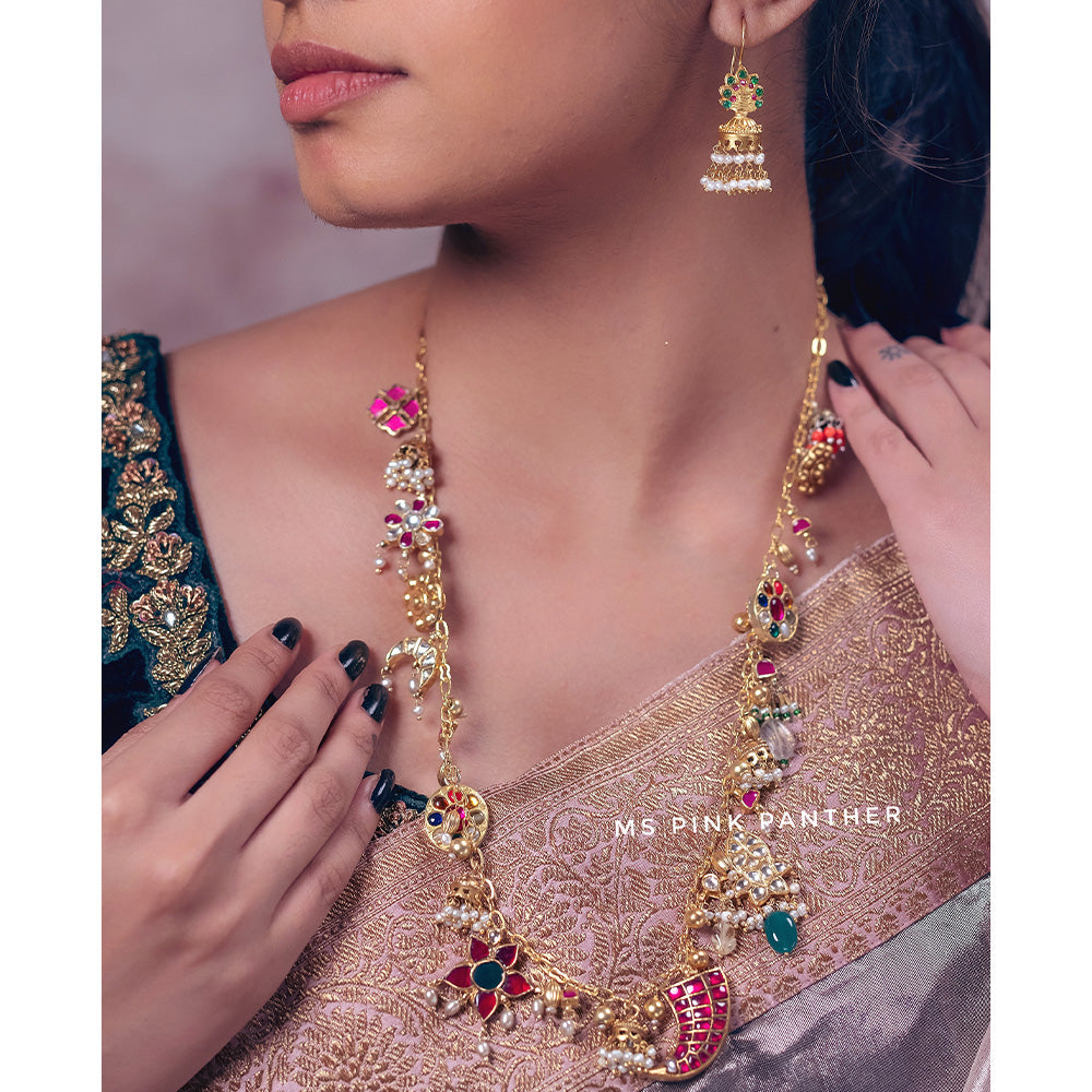 FUSION LOOK FANCY NECKLACE WITH CREATIVE MOTIFS.