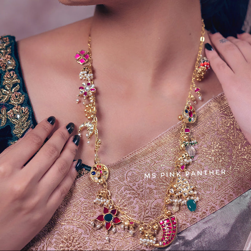 FUSION LOOK FANCY NECKLACE WITH CREATIVE MOTIFS.