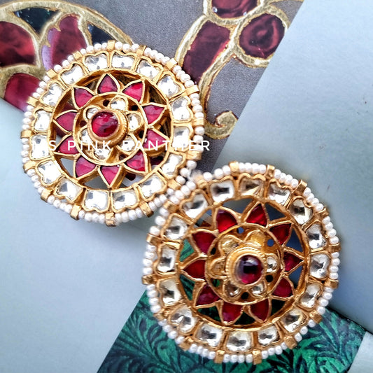 KUNDAN LOOK EARRING WITH FLOWER MOTIF.