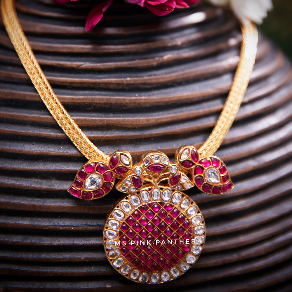 KUNDAN SHORT NECKLACE WITH ROUND PENDANT