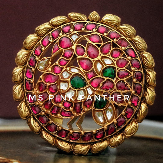 KEMP KUNDAN PENDANT WITH PEACOCK MOTIF.