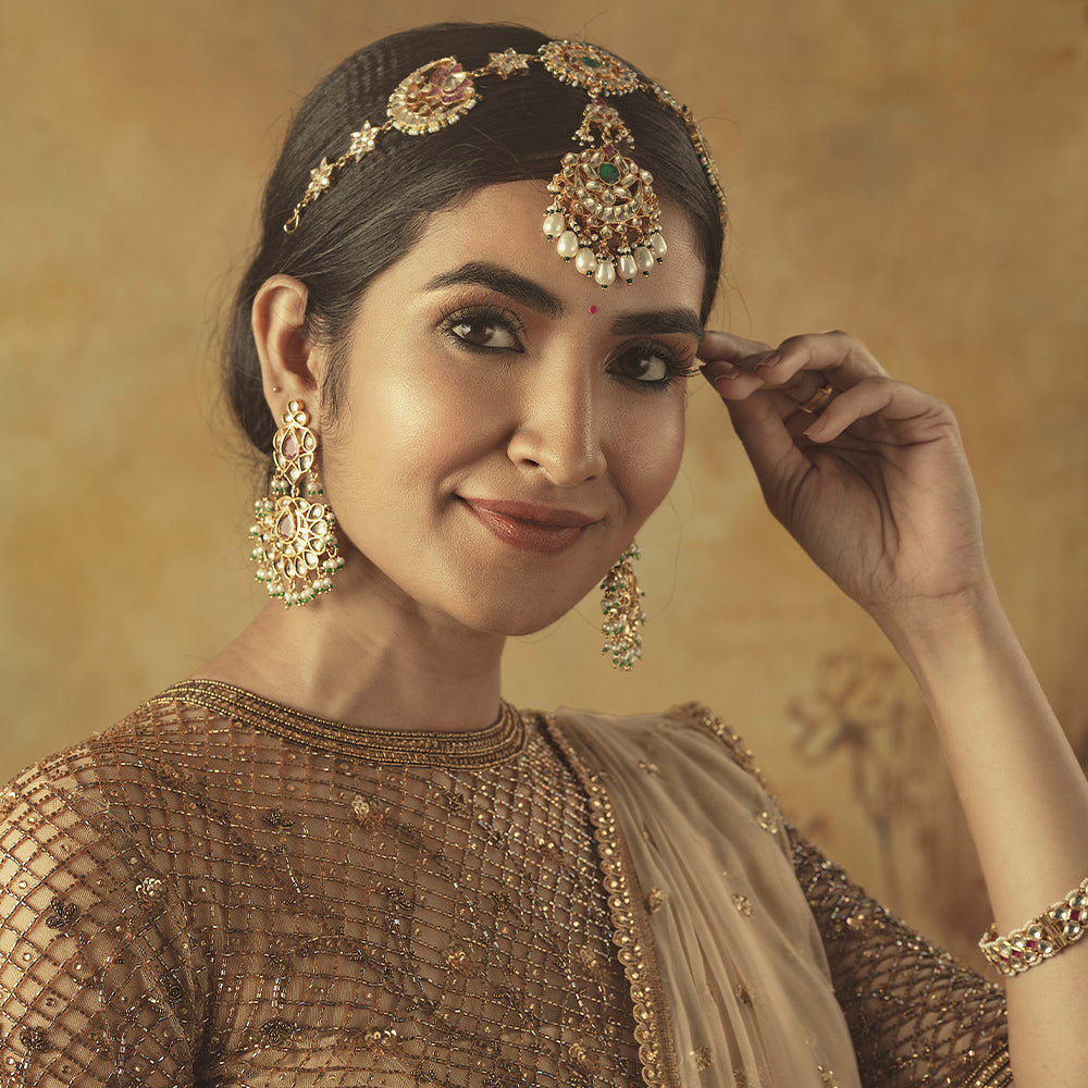 SEESHPOOL WITH DROP SHAPED PEARL HANGINGS.