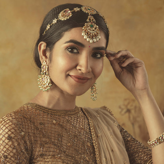 SEESHPOOL WITH DROP SHAPED PEARL HANGINGS.