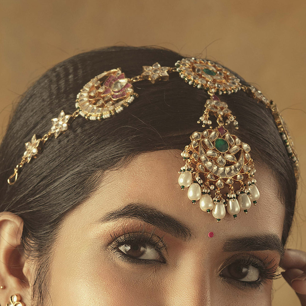 SEESHPOOL WITH DROP SHAPED PEARL HANGINGS.