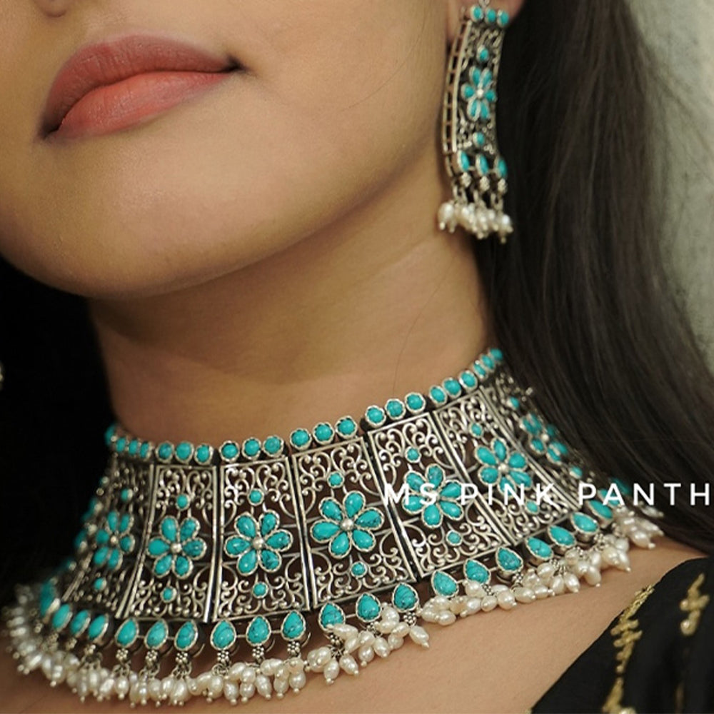 OXIDIZED CHOKER AND EARRING WITH TURQUOISE STONE.