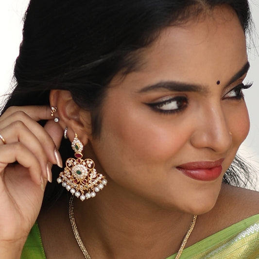 TRADITIONAL EARRINGS WITH PEARL HANGINGS.