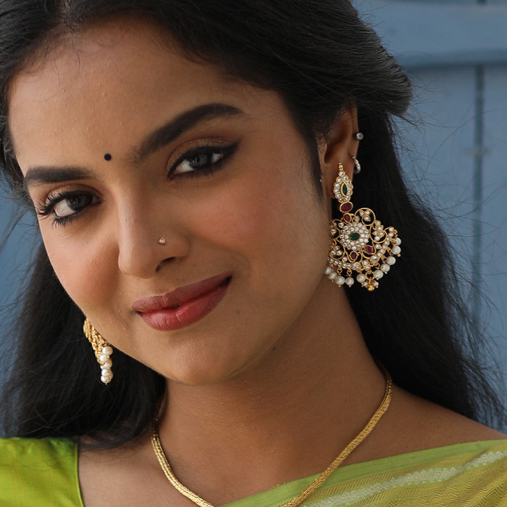 TRADITIONAL EARRINGS WITH PEARL HANGINGS.