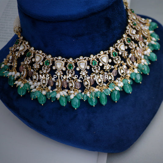 VICTORIAN LOOK SHORT NECKLACE.