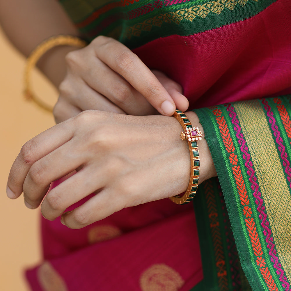 TRADITIONAL WEAR BANGLES WITH SCREW.
