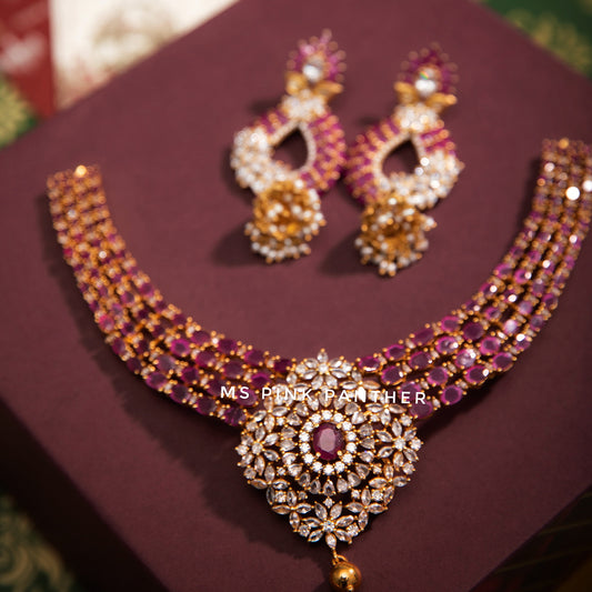 TRADITIONAL WEAR SHORT NECKLACE AND EARRINGS.